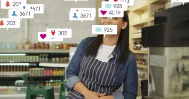 Kafede çalışan gülümseyen İspanyol kadının sosyal medya bildirimlerinin animasyonu. Küresel iletişim ağı, dijital arayüz ve dijital olarak oluşturulan sosyal medya konsepti.