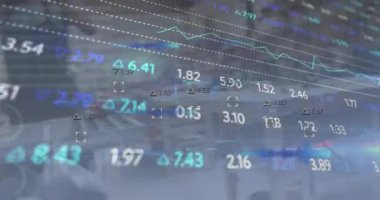 Sayıların, grafiklerin ve dijital ekrandaki finansal verilerin animasyonu ve beyaz adamın çalışması. Küresel finans, ekonomi, veri işleme ve teknoloji konsepti dijital olarak oluşturulmuş video.