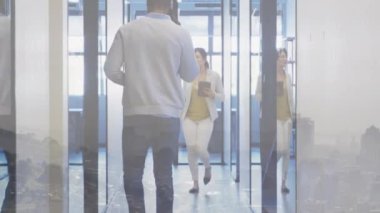 Mutlu Asyalı iş kadını şehir manzarasında ofis koridorlarında kutlama yapıyor. İletişim, çeşitlilik, iş ve iş konsepti dijital olarak oluşturulmuş video.