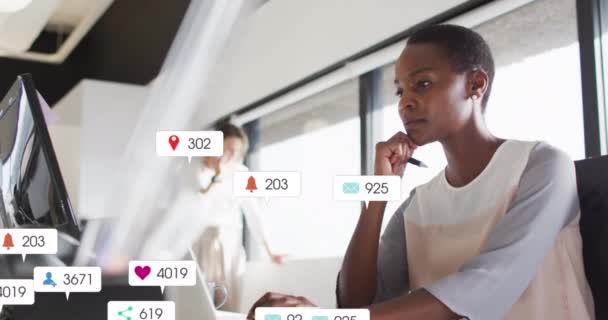 Animação Ícones Mídia Social Números Sobre Mulher Negócios Afro Americana — Vídeo de Stock