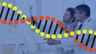 Hastanedeki röntgenleri kontrol eden erkek çok ırklı doktorların üzerinde dönen grafik DNA sarmalının animasyonu. Dijital bileşik, teknoloji, genetik, molekül, tıbbi, sağlık ve takım çalışması kavramı.