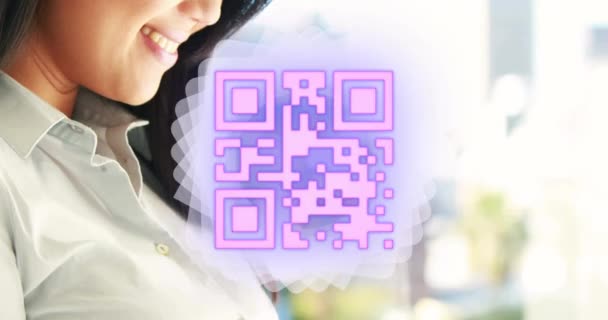 Animacja Kształtów Kod Nad Azjatycką Kobietą Pomocą Smartfona Globalny Biznes — Wideo stockowe