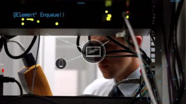 Beyaz erkek çalışanın sunucu odasında veri işleme animasyonu. küresel iş ve dijital arayüz kavramı dijital olarak oluşturulmuş video.