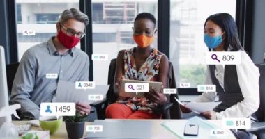 Sosyal medya simgelerinin yüz maskesi takan çeşitli iş adamları üzerinde canlandırılması. Küresel covid 19 salgın, sosyal medya, iş dünyası, veri işleme ve dijital arayüz kavramı dijital olarak oluşturulmuş video.