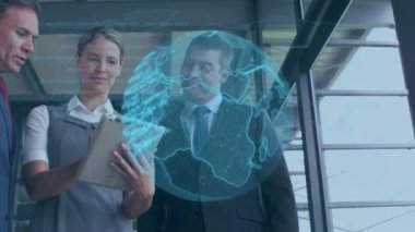 Tablet kullanan beyaz iş adamlarının üzerinde dünya ve veri işleme animasyonları. Küresel iş, teknoloji, bağlantılar ve dijital olarak oluşturulan veri işleme konsepti.