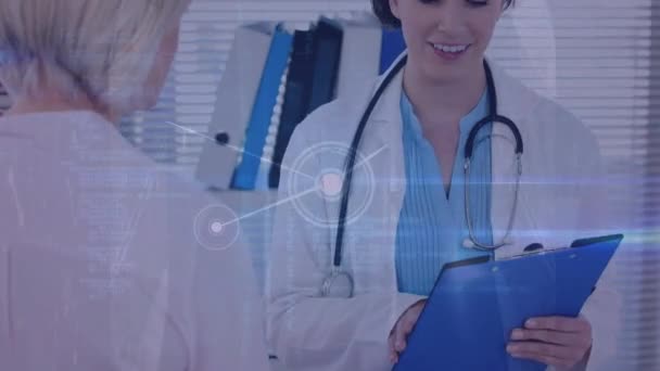 Animacja Sieci Połączeń Nad Białą Lekarką Rozmawiającą Pacjentką Koncepcja Medycznej — Wideo stockowe