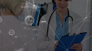 Çeşitli doktorlar üzerinde veri işleme ve bağlantı ağının animasyonu. Küresel tıp, sağlık ve bağlantılar konsepti dijital olarak oluşturulmuş video.