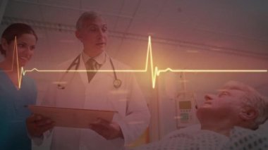 Erkek doktor ve kadın sağlık çalışanlarının erkek hastalarla konuştuğu kalp atış hızı monitörünün animasyonu. Tıbbi sağlık ve teknoloji konsepti