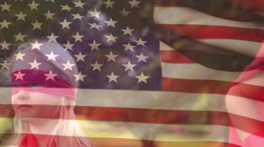 Amerikan bayrağının süper kahramanlar gibi giyinmiş beyaz çocuklar üzerinde canlandırılması. Amerikan vatanseverliği, özgürlük ve özgürlük kavramı dijital olarak oluşturulmuş video