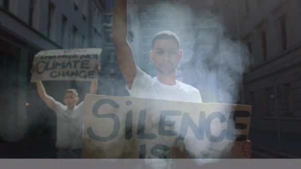 Çeşitli Kızgın Eylemciler Ellerinde Karton Pankartlar Tutarken Protesto Yürüyüşünde Sloganlar — Stok video