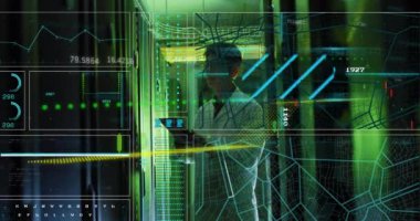 Sunucu odasındaki Asyalı erkek çalışanın veri işleme animasyonu. küresel iş ve dijital arayüz kavramı dijital olarak oluşturulmuş video.