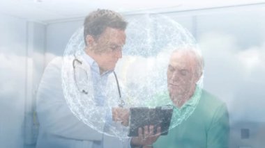 Kafkas doktorunun üzerinde bulutlu gökyüzü olan noktalar tabletten yaşlı adama raporlar gösteriyor. Animasyon, dijital kompozit, emeklilik, sağlık, doğa, tıbbi ve teknoloji kavramı.