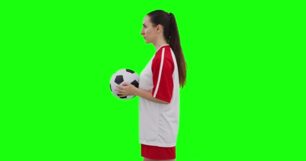 グリーンを背景にした女子サッカー選手は — ストック動画