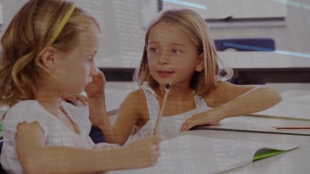在学校里 一个白人女孩在另一个女孩耳边窃窃私语 由此引发的数据处理动画 学校和教育技术概念 — 图库视频影像