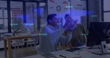 Bir araba modeli üzerinde tartışan iki farklı erkek mühendis ile dünya haritasında numaraların animasyonu. Küresel iş ve mimari mühendislik teknolojisi kavramı