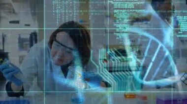 Laboratuvarda çalışan beyaz kadın üzerinde DNA ipliği ve bilimsel veri işleme animasyonu. Küresel bilim, araştırma ve veri işleme kavramı dijital olarak oluşturulmuş video.
