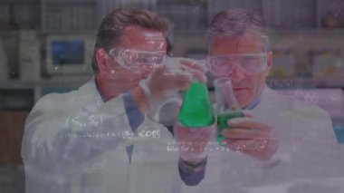 Kafkas erkek kıdemli laboratuvar çalışanları üzerinde veri işleme ve kimyasal formüllerin animasyonu. Sağlık, bilim ve koronavirüs covid 19 salgın konsepti dijital olarak oluşturulmuş video.