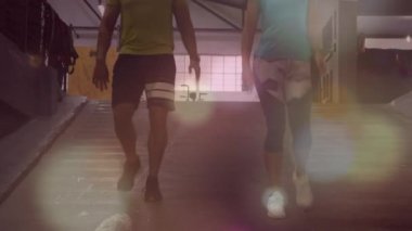 Spor salonunda yamaçta yürüyen ve koşan beyaz erkek ve kadın merceklerinin animasyonu. Dijital kompozit, çoklu pozlama, fitness, spor, spor, spor ve aktif yaşam tarzı konsepti.