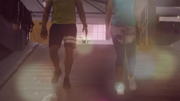 Animación Bengalas Lentes Sobre Hombres Mujeres Caucásicos Caminando Corriendo Pendiente — Vídeos de Stock