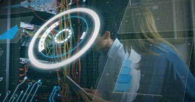 Sunucu odasında çalışan beyaz erkek ve kadın mühendis üzerinde veri işleme animasyonu. Bilgisayar arayüzü ve iş veri depolama teknolojisi kavramı