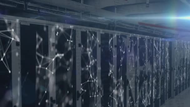Анимация Светового Пятна Экранов Сетью Соединений Против Компьютерного Серверного Зала — стоковое видео