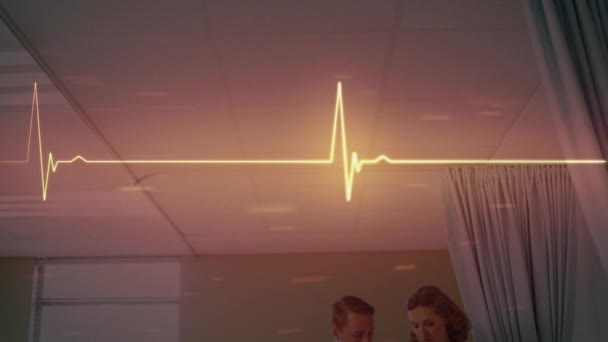 原因不明の女性医師や男性の健康労働者を監視する心拍数のアニメーション 医療と技術の概念 — ストック動画