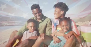 Sahildeki Afro-Amerikan ailesinin bayrağının canlandırılması. Vatanseverlik ve kutlama konsepti dijital olarak oluşturulmuş video.