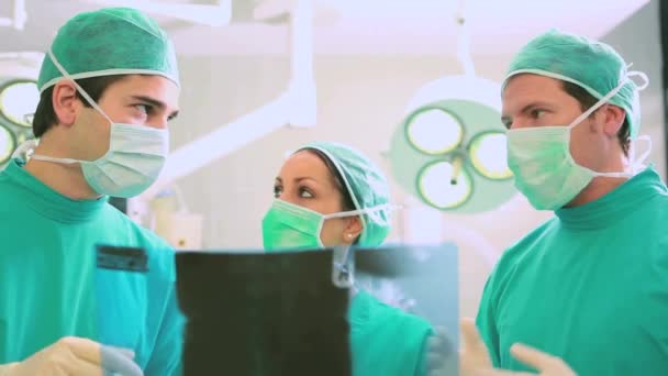 病院で議論されている多様な外科医のチームによる複数のDna構造のアニメーション 医療と技術の概念 — ストック動画