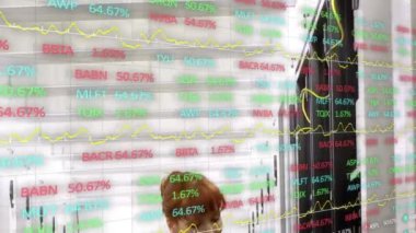 Sunucu odasında çalışan beyaz kadın mühendis üzerinde borsa veri işleme animasyonu. Küresel ekonomi ve iş veri depolama teknolojisi kavramı