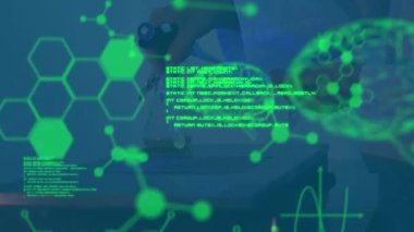 Doktorun üzerinde deney tüpüyle veri işleme animasyonu. Küresel tıp ve dijital arayüz kavramı dijital olarak oluşturulmuş video.