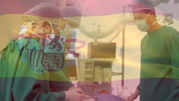 Анимация Флага Испании Над Различными Хирургами Масках Лица Глобальная Медицина — стоковое видео