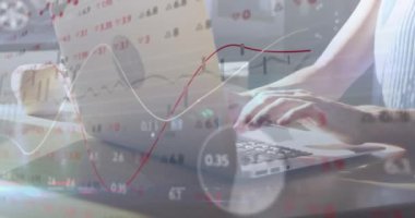 Bilgisayarı kullanan beyaz kadın hakkında finansal veri işleme ve istatistiklerin animasyonu. İş, finans ve veri işleme kavramı dijital olarak oluşturulmuş video.