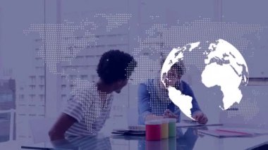 Dönen dünyanın animasyonu ve dünya haritası ofiste tartışan iki farklı adama karşı. Bilgisayar arayüzü ve iş teknolojisi kavramı