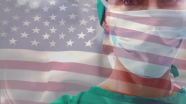 Amerikan bayrağının Kafkasyalı kadın doktor üzerinde canlandırılması. Tıp, vatanseverlik ve dijital arayüz konsepti dijital olarak oluşturulmuş video.