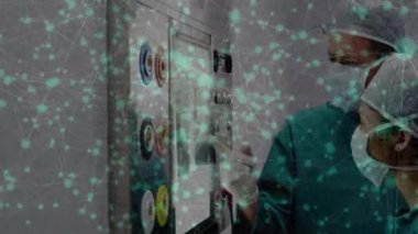 Kafkas erkek ve kadın cerrahların hastanede tartıştıkları bağlantıların animasyonu. Tıbbi sağlık ve teknoloji konsepti