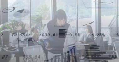 Çeşitli iş adamları üzerinde veri işleme animasyonu. küresel iş ve dijital arayüz kavramı dijital olarak oluşturulmuş video.