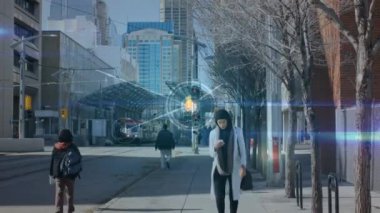 Yaya yolunda akıllı telefon kullanan tesettürlü genç kadın üzerindeki çizgilerle birleşen noktaların animasyonu. Dijital bileşik, çoklu pozlama, telekomünikasyon, geleneksel kıyafetler, kentsel, teknoloji.