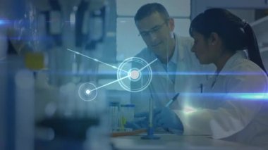 Muhtelif doktorların konuştuğu ağ bağlantılarının animasyonu. Küresel tıp ve dijital arayüz kavramı dijital olarak oluşturulmuş video.