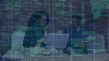 Bilgisayarda çalışan çok ırklı iş arkadaşlarının bilgisayar dili ve şebeke kalıplarının animasyonu. Dijital bileşik, çoklu pozlama, kodlama, takım çalışması, iş, analiz ve teknoloji kavramı.