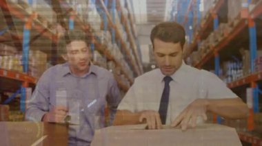 Bir kutuyu açan iki beyaz erkek yöneticinin istatistiksel veri işleme animasyonu. Lojistik işi ve teknoloji konsepti