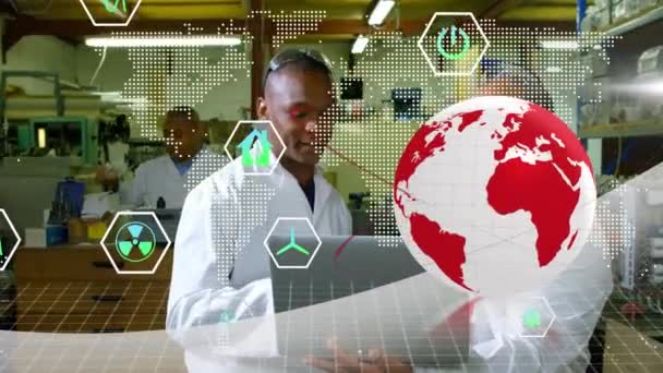 Animace Globu Počítačových Ikon Nad Africkými Spolupracovníky Analyzující Zprávu Přes — Stock video
