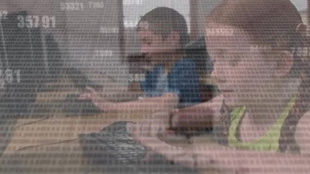 在学校使用计算机在高加索女孩身上动画二进制编码和改变数字 学校和教育技术概念 — 图库视频影像