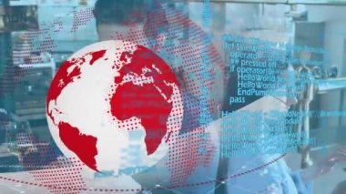 Akıllı telefonlar kullanan çeşitli iş adamları üzerinde çalışan dünya ve veri işleme animasyonları. Küresel iş, bilgisayar ve dijital arayüz kavramı dijital olarak oluşturulmuş video.