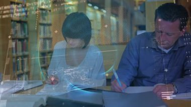 Kafkas öğretmenlerin kütüphanede veri işleme animasyonu. Küresel eğitim ve dijital arayüz kavramı dijital olarak oluşturulmuş video.