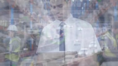 Veri işleme animasyonu, depoda dijital tablet kullanan Kafkas denetçisi. Dijital bileşik, çoklu pozlama, iş, kablosuz teknoloji, analiz.