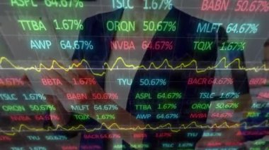 Dijital tablet kullanan beyaz iş kadını üzerinden borsa veri işleme animasyonu. Küresel ekonomi ve iş teknolojisi kavramı