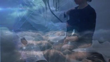Bulutlar gökyüzü ve noktalar Asyalı bir doktorun steteskopla incelediği çizgilerle birleşiyor. Animasyon, dijital kompozit, çoklu pozlama, sağlık, tıbbi, çocukluk, doğa, ağ oluşturma.