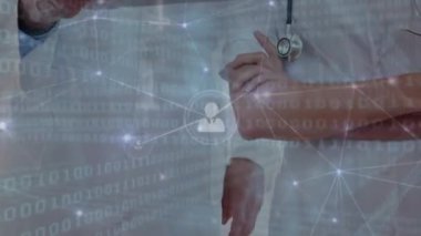 Dijital tablet kullanan çeşitli erkek ve kadın doktorlar üzerindeki profil simgelerinin animasyonu. Tıbbi sağlık ve teknoloji konsepti