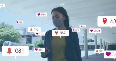 Açık havada maske takan melez kadın üzerine çoklu sosyal medya simgeleri. Sosyal medya ağı ve teknoloji kavramı