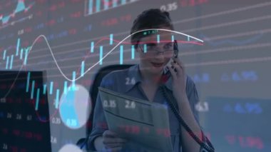 Kafkasyalı iş kadınının veri işleme animasyonu. Küresel iş ve dijital arayüz kavramı dijital olarak oluşturulmuş video.